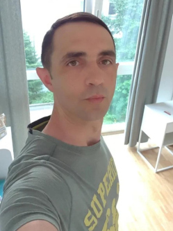 Alex, 40 �ves t�rskeres� f�rfi, Ny�regyh�za
