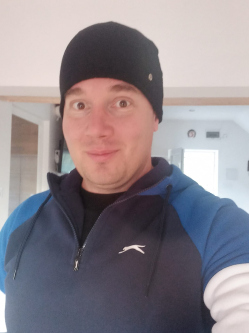 Rafael, 40 �ves t�rskeres� f�rfi, V�c