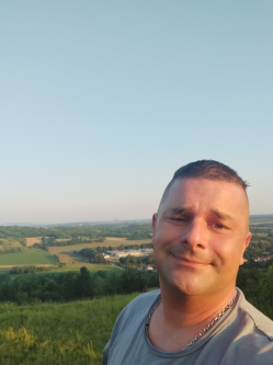R�bert, 42 �ves t�rskeres� f�rfi, Batyk