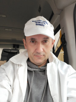 Peti, 51 �ves t�rskeres� f�rfi, Csurg�