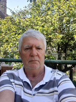 J�nos, 71 �ves t�rskeres� f�rfi, Kom�rom