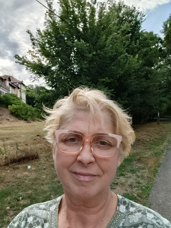 Jutka, 63 �ves t�rskeres� n�, Izs�k