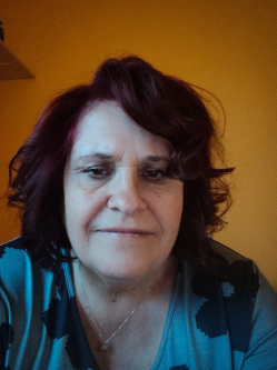Ilona, 57 �ves t�rskeres� n�, Budakal�sz