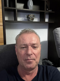 R�bert, 54 �ves nagyat�di t�rskeres� f�rfi