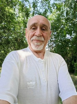 J�zsef, 72 �ves t�rskeres� f�rfi, Bag