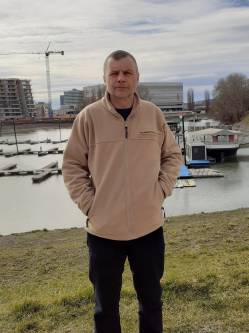 Viktor, 49 �ves t�rskeres� f�rfi, Budapest