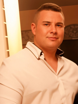 Martin, 29 �ves j�sz�roksz�ll�si t�rskeres� f�rfi