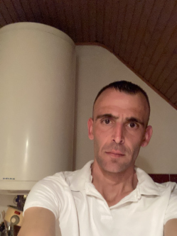 G�bor, 36 �ves t�rskeres� f�rfi, S�rbog�rd