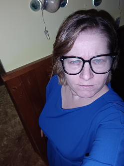 Regina, 45 �ves t�rskeres� n�, Kom�rom