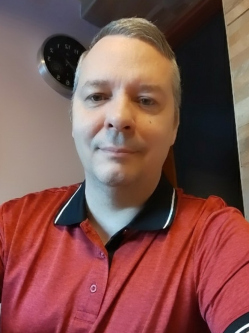 Viktor, 46 �ves �si t�rskeres� f�rfi
