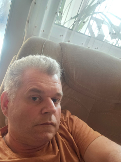 Tomi, 50 �ves t�rskeres� f�rfi, Sz�l�sgy�r�k