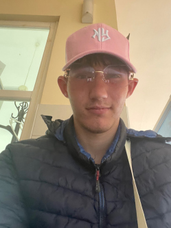 D�vid, 22 �ves t�rskeres� f�rfi, Biri