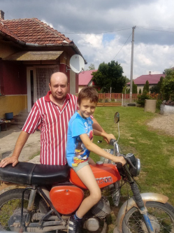 K�roly, 54 �ves t�rskeres� f�rfi, Rozs�ly