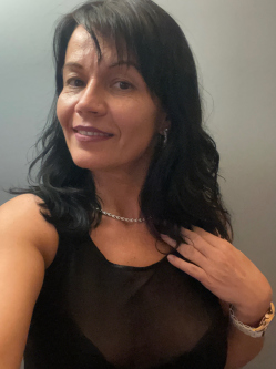 Timea, 45 �ves t�rskeres� n�, Duna�jv�ros