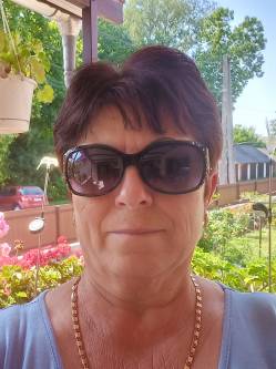 Erika, 61 �ves t�rskeres� n�, Tata