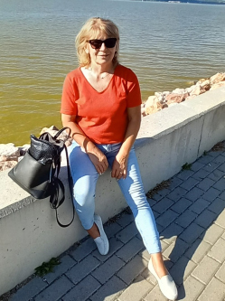 Ilona, 64 �ves t�rskeres� n�, Velence