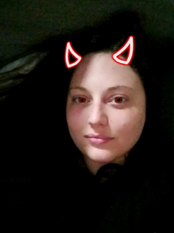 Niki, 25 �ves t�rskeres� n�, Besenysz�g