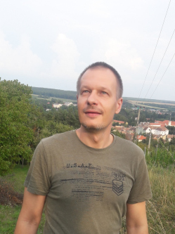 Dezs�, 49 �ves t�rskeres� f�rfi, K�szeg