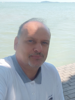J�nos, 50 �ves debreceni t�rskeres� f�rfi