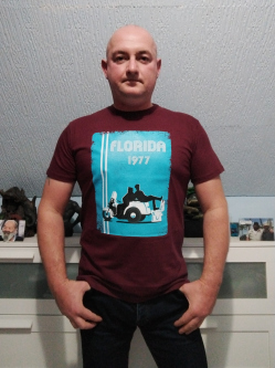 Simon, 46 �ves t�rskeres� f�rfi, G�rdony
