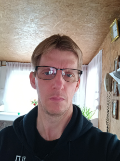 Robi, 48 �ves t�rskeres� f�rfi, Als��jlak