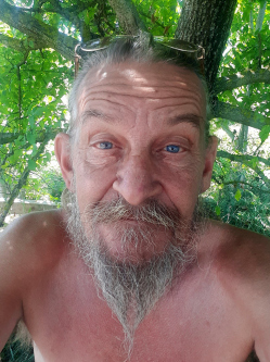 Andr�s, 66 �ves t�rskeres� f�rfi, F�t