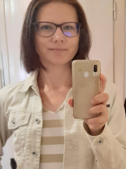 Edina, 44 �ves t�rskeres� n�, S�toralja�jhely