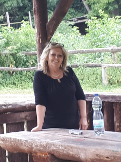 Manyi, 64 �ves t�rskeres� n�, Sz�zhalombatta