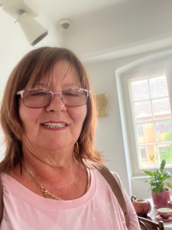 Ildik�, 64 �ves t�rskeres� n�, Budapest