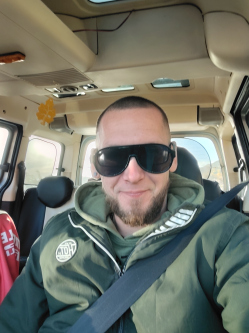 Zoli, 33 �ves t�rskeres� f�rfi, Bonyh�d