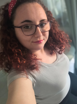 Andi, 27 �ves t�rskeres� n�, Gy�r