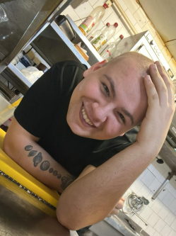 Noel, 21 �ves t�rskeres� f�rfi, Nemesszal�k