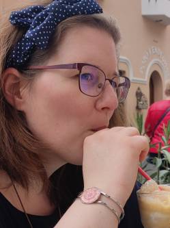Adri, 30 �ves t�rskeres� n�, �rbotty�n