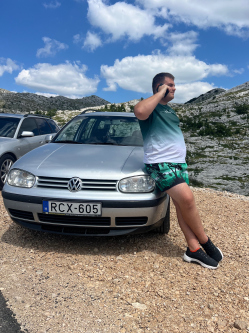 J�nos, 25 �ves t�rskeres� f�rfi, B�csalm�s