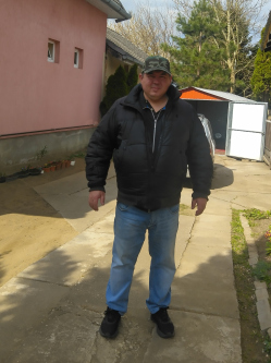 Robi, 47 �ves t�rskeres� f�rfi, Ny�regyh�za