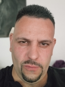 Attila, 42 �ves t�rskeres� f�rfi, Ny�regyh�za
