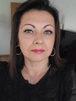 Andi, 46 �ves t�rskeres� n�, Bajororsz�g