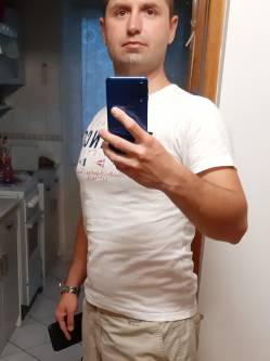 Kornel, 42 �ves t�rskeres� f�rfi, Abda