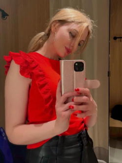 Bettina, 23 �ves t�rskeres� n�, Szeksz�rd