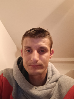Rich�rd, 29 �ves t�rskeres� f�rfi, Ajka