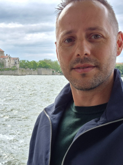 Tamas, 42 �ves tatab�nyai t�rskeres� f�rfi