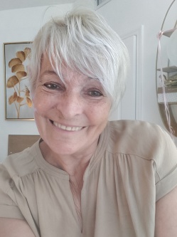�va, 73 �ves t�rskeres� n�, �szak-Amerika (USA)