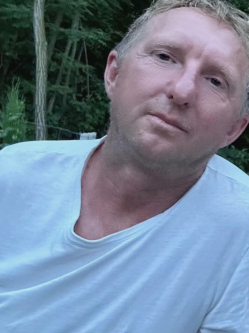 Feri, 51 �ves t�rskeres� f�rfi, Lad�nybene