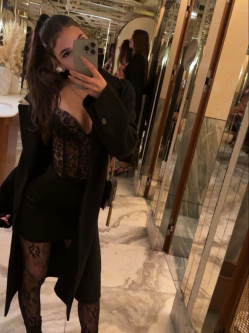 Anna, 19 �ves t�rskeres� n�, Ikerv�r