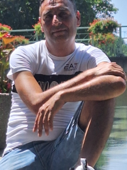 Adri�n, 45 �ves t�rskeres� f�rfi, N�gr�dszak�l