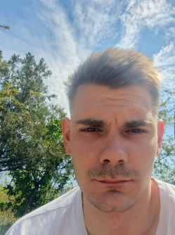 Tibor, 26 �ves t�rskeres� f�rfi, Orosh�za