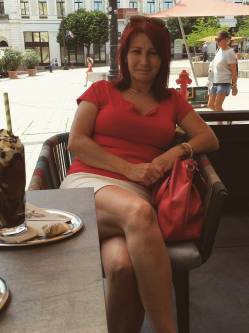 Anik�, 52 �ves t�rskeres� n�, Szigetv�r