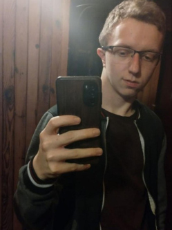 Albert, 22 �ves t�rskeres� f�rfi, Salg�tarj�n