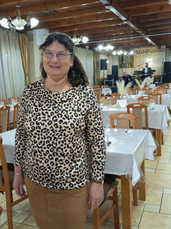 Zsike, 61 �ves t�rskeres� n�, B�k�s