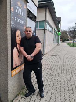 Robi, 47 �ves t�rskeres� f�rfi, Koml�